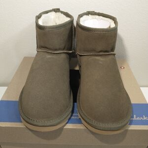 Men’s Clarks Suede Leather Ankle Boot Shoes Size 9 Brown Fuzzy New With Box